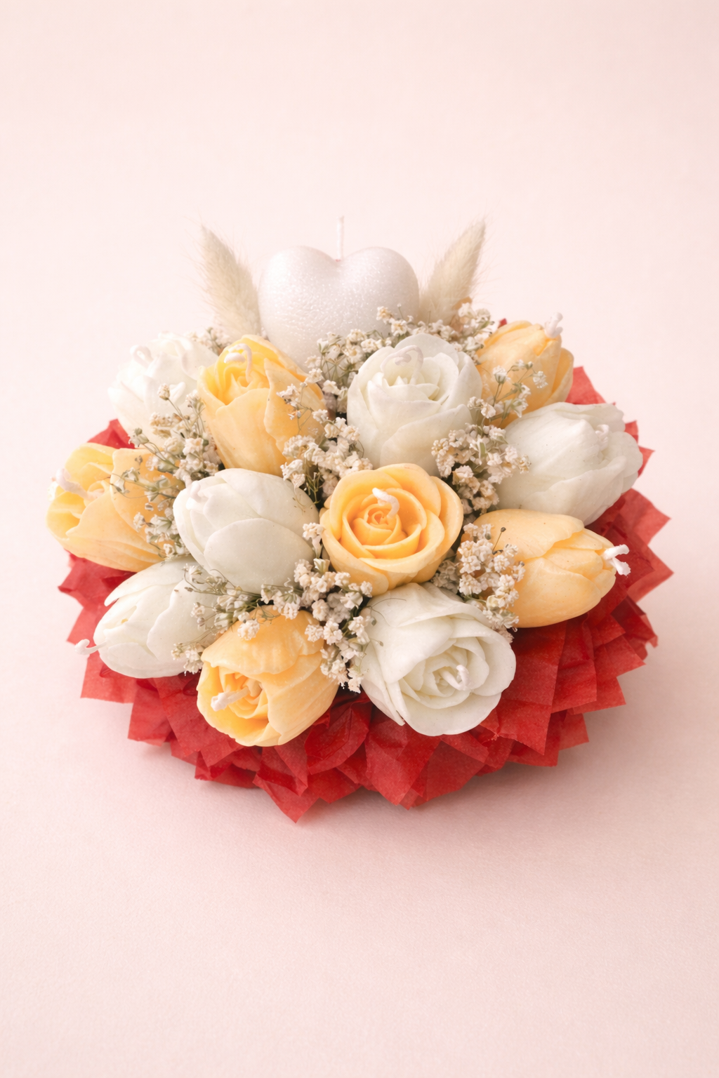 Detalle artesanal con vela y bouquet: detalles artesanales hechos a mano para sorprender