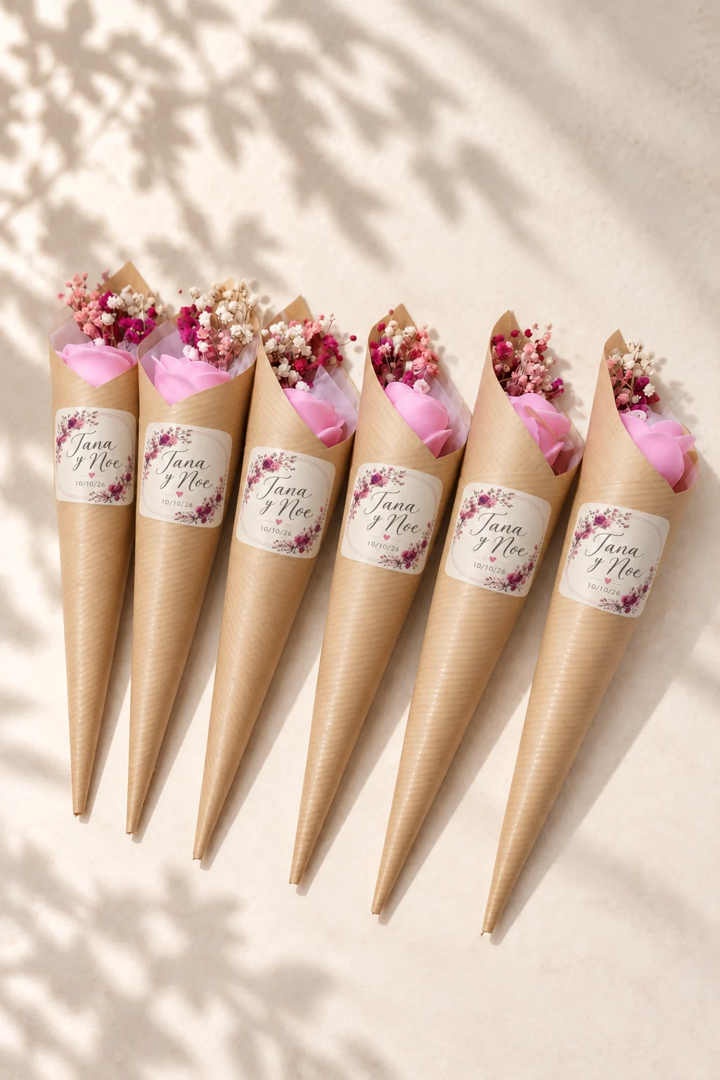 Etiquetas florales cuadradas en conos de kraft