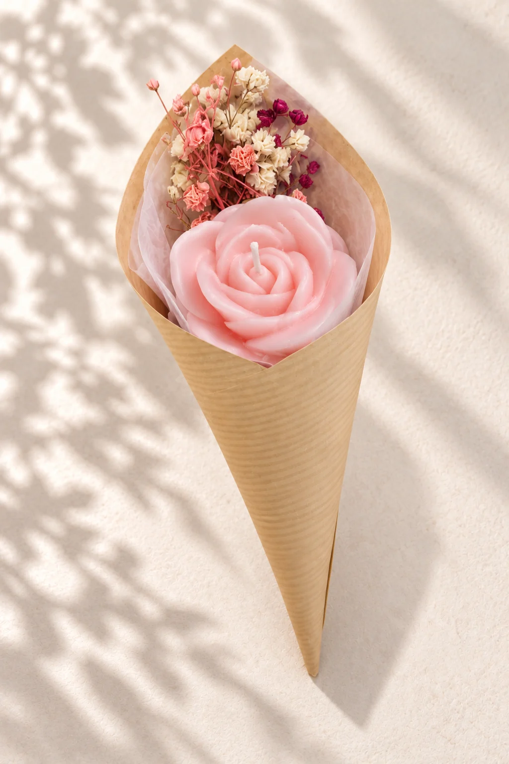 Ramo cónico con rosa de cera Ramo cónico con rosa de cera