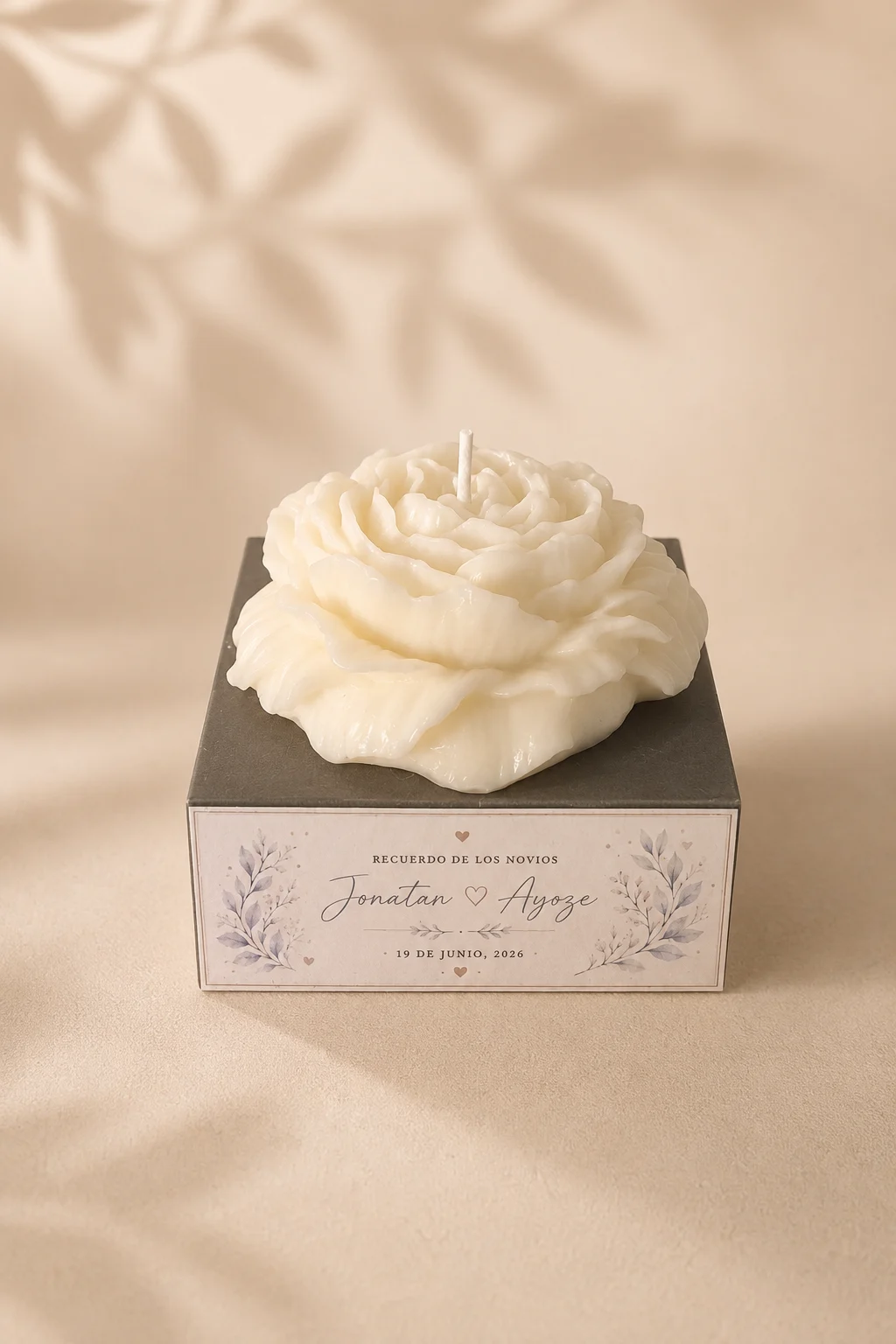 Recuerdo de boda para invitados con vela floral personalizada