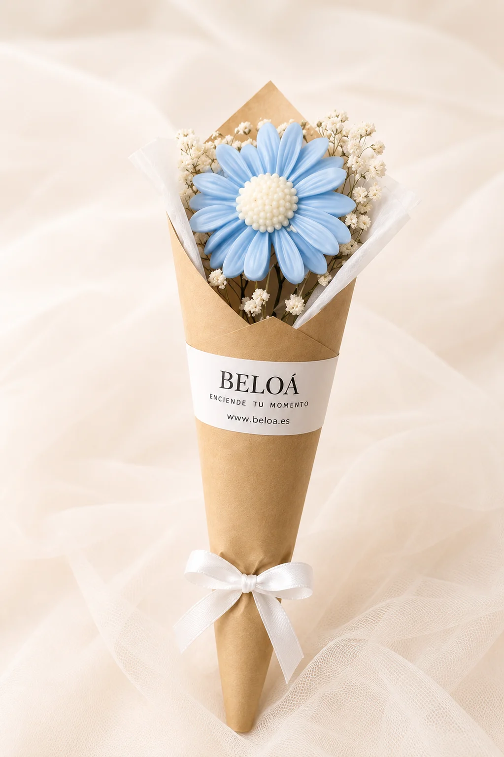 Detalle floral personalizado para boda en cono artesanal